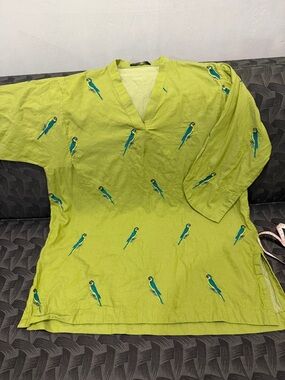Tunic V-Neck Top with Blue Gruen Parrot Embroidery